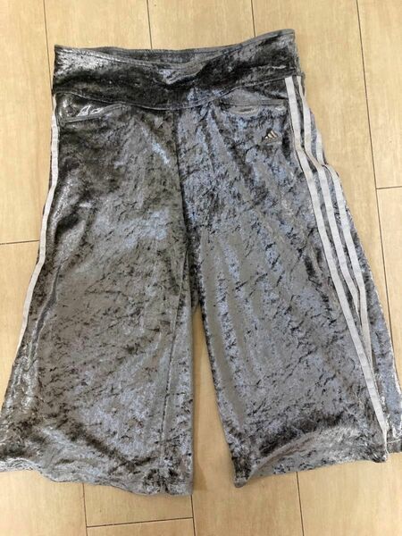 adidas シルバーハーフパンツ