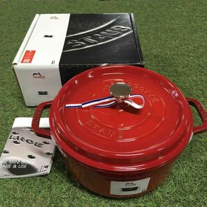 GX2076 staub ストウブ COCOTTE RONDE 1102406 24CM-3.7L レッド 鋳物 ホーロー キッチン調理器具 箱傷汚れ有り 未使用 保管品 鍋の画像1