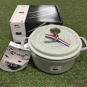 GX2040 staub ストウブ COCOTTE RONDE 11018107 18CM-1.7L ホワイトトリュフ 鋳物 ホーロー 調理器具 箱傷汚れ有り 未使用 保管品 鍋の画像1