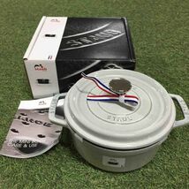 GX2043 staub ストウブ COCOTTE RONDE 11018107 18CM-1.7L ホワイトトリュフ 鋳物 ホーロー 調理器具 箱傷汚れ有り 未使用 保管品 鍋_画像1