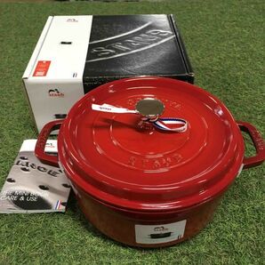 GX2075 staub ストウブ COCOTTE RONDE 1102406 24CM-3.7L レッド 鋳物 ホーロー キッチン調理器具 箱傷汚れ有り 未使用 保管品 鍋の画像1