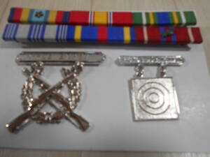  the US armed forces discharge goods ribbon / pin badge set 