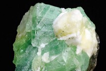 非常に希少なチトラル産固有のブルー＆イエロー感じる ライトグリーン 天然 エメラルド 16g 天然石 結晶 鉱物 標本 コレクション_画像1