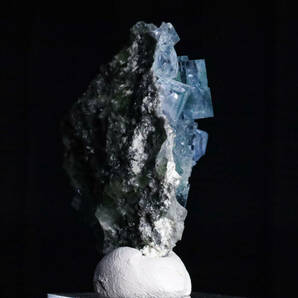 パープリッシュブルー＆グリーンコア ゾーニング美 天然 フローライト クラスター きらきらドゥルージークォーツ 100g 鉱物 標本の画像6