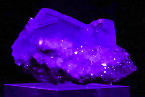 フローライトにコーティングされたフローライト 『蛍石最終形態か!?』天然石 綺麗なパープリッシュブルーに蛍光 クォーツ 31g 鉱物 標本 