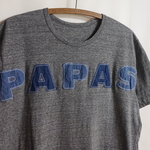 【PAPAS パパス デニムロゴ アップリケ Tシャツ 52（LL）】グレー 両面ロゴ ビッグロゴ