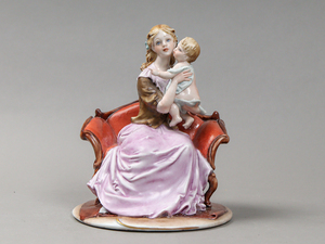 nNRt King's Porcelain B.Merliデザイン Capodimonte カポディモンテ イタリア ソファの上の母と子 フィギュリン 置物