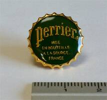 ペリエ　Perrier　古い ピンバッチ　王冠　フランス　未使用　美品　（送料込） Perrier pin badge in Japan _画像1