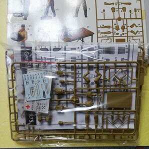 ☆地 1/35 マスターボックス MASTER BOX  オートバイ修理班 ４名 作業台 サイドカーBMW R75 付き未組立の画像5