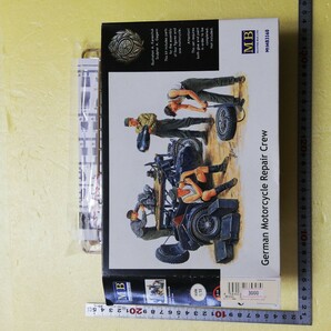 ☆地 1/35 マスターボックス MASTER BOX  オートバイ修理班 ４名 作業台 サイドカーBMW R75 付き未組立の画像1