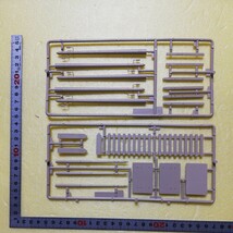 ☆地　1/35 Heller エレール　ノルマンディー1944　廃屋　石垣　柵　電柱　道標　割れた窓ガラス　未組立　_画像5