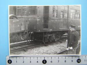 (J52)618 写真 古写真 電車 鉄道 鉄道写真 東急 東急電鉄 脱線事故 昭和25年3月29日 田園調布駅 はがれた跡が薄くなっています