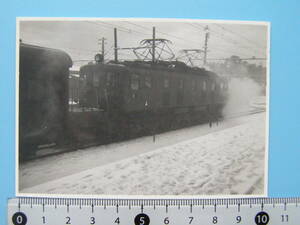 (J53)916 photograph old photograph train railroad railroad photograph under .EF563 Showa era 25 year Odawara station peeling . trace . light . become 