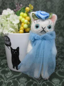 Art hand Auction 萩猫屋 羊毛フェルト細工 猫のブローチ Spring Girl ブルー, ハンドメイド, アクセサリー(女性用), その他