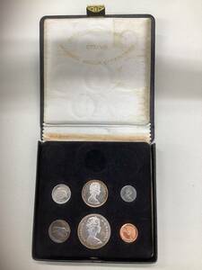 【10210】コレクション・アンティーク「カナダコインセット　ROYAL CANADIAN MINT 1867-1967」1枚欠け　ミントセット