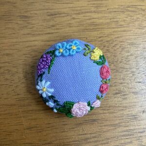 ラベンダー花輪手刺繍ブローチ