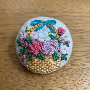 ピンク薔薇花籠手刺繍ブローチ