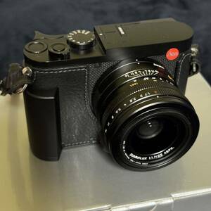 Leica ライカ　Q2 ケース　純正サムレスト　予備バッテリー付