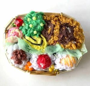 ＊43＊　ワクワク　お弁当　ブローチ　ビーズ刺繍　刺繍　ハンドメイド　手芸　コロッケ弁当　ピクニック　おにぎり　彩り　わっぱ弁当