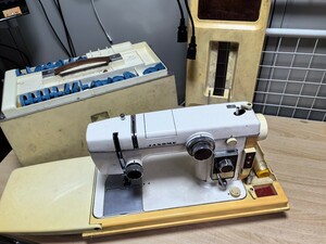 JANOME ジャノメ ミシン MODEL 805　針が上下作動します　ペダルが無いため、動作未確認　現状販売