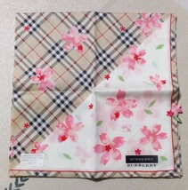 送料無料！ バーバリー 桜 刺繍ハンカチ 未使用品 ベージュ系 日本製_画像2