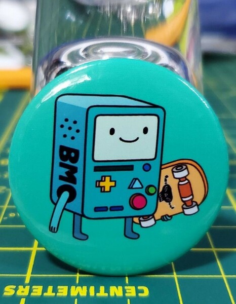 【アドベンチャータイム/BMO(ビーモ)】スケートボード缶バッジ