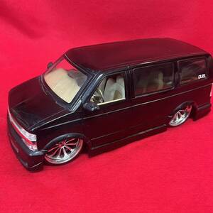 Jada Toys 1/18 2001 Chevrolet Astro Van Dub City Chevrolet Astro Mini Car Black (04056t