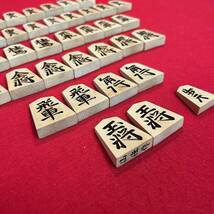 ☆美品☆ 御将棋駒 仙佳作 桐箱入 40駒+余り歩 在銘 彫駒 錦旗 時代物(04136F_画像4