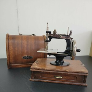 24042501 LEAD Lead antique sewing machine 