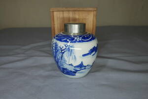  blue and white ceramics tea go in shogi . finger . person map .. cover large Akira .. year made also box 