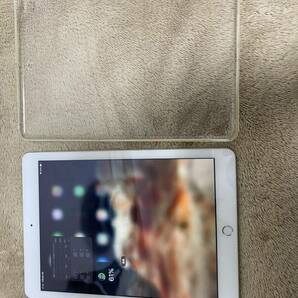 アップル iPad 第5世代 Wi-Fiモデル 9.7インチ 32GB シルバー MP2G2J/Aの画像1