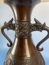 青銅製 龍耳牡丹獅子浮紋花瓶 坂田七太郎 青銅花瓶 共箱　高さ約30cm _画像4