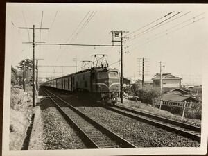 昭和鉄道写真：東海道本線国府津付近走行のEF 58 51[広島運転所]牽引客レ。1966年1月30日撮影。8.4×12.2㎝。