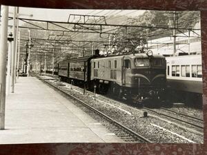 昭和鉄道写真：東海道本線熱海駅に入るEF58 168[[沼津]牽引上り客レ(隣に伊豆急行の車両その上に新幹線)。1969〜70年頃撮影。8×12㎝。