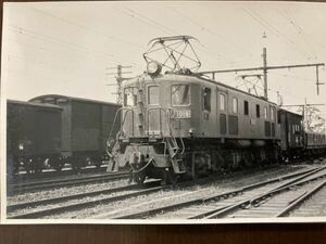 昭和鉄道写真：東海道本線国府津駅のEF10 19[国府津]牽引貨物列車。1963年７月撮影。7.8×11.8㎝