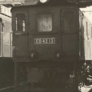昭和鉄道写真：信越本線横川駅のED 42 13[横川]と試作機EF62 1(高崎第二](試験期間中)。1962年8月撮影。8.7×12.8㎝。の画像2