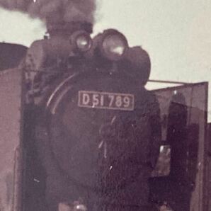 昭和鉄道写真：奥羽本線の重油併燃装置付D51 789[東能代区]牽引貨物列車/2景。1968年10月撮影。場所不明。8×11.2㎝。の画像3
