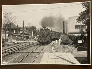 昭和鉄道写真：信越本線小諸駅に進入するD51 486[直江津]牽引客レ。1962年8月撮影。8.7×12.5㎝。