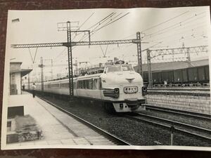 昭和鉄道写真：東海道本線浜松町駅を通過中の上り特急「おおとり」(東京〜名古屋間運行)。1964年9月撮影。8.8×12.8㎝。