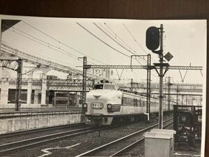 昭和鉄道写真：東海道本線浜松町駅を通過中の上り特急「おおとり」(東京〜名古屋間運行)②。1964年8月撮影。8.8×12.8㎝。