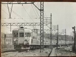 昭和鉄道写真：東海道本線品川〜大井町間を走行中の153系下り臨時列車。撮影時期不明。11×15.8㎝。