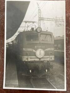 昭和鉄道写真：東京駅15番線のEF58 114[東京]牽引特急「さくら」。1963年年9月1日撮影。12.3×8.5㎝。
