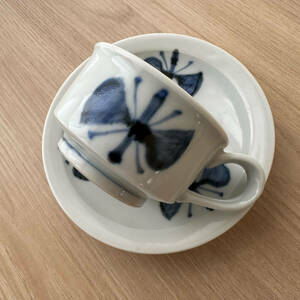 T756 美品 陶器 デミタスカップ 蝶々 苺 椀皿 食器 茶器 カップ＆ソーサー 北欧風 手書き コレクション