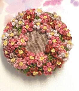 185 ハンドメイド　刺繍　お花のリース　ブローチ／髪ゴム／マグネット