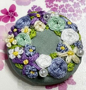 183 ハンドメイド　刺繍　お花のリース　ブローチ／髪ゴム／マグネット