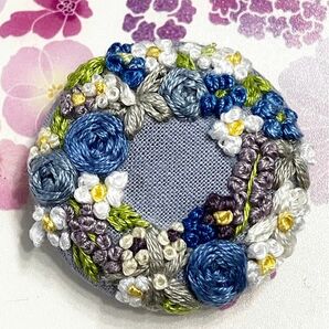 178 ハンドメイド　刺繍　お花のリース　ブローチ／髪ゴム／マグネット