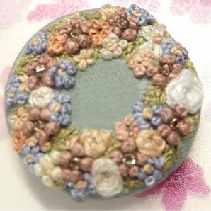 190 ハンドメイド　刺繍　お花のリース　ブローチ／髪ゴム／マグネット