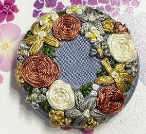 １７９　ハンドメイド　刺繍　お花のリース　ブローチ／髪ゴム／マグネット