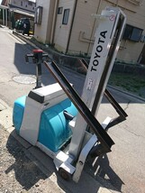 トヨタ ウォーキーフォークリフト 2HFW6 荷重600kg 最大揚高約230cm バッテリーリフト_画像5