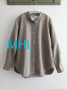 【良品】MHL バンドカラー　くすみベージュ長袖シャツ